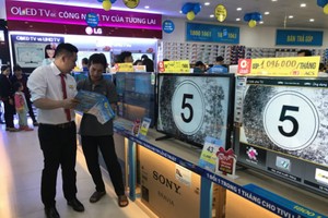 Sức tiêu thụ TV dịp Tết năm nay đang tăng đột biến, tại một số hệ thống doanh số bán đã cao gấp đôi năm ngoái.