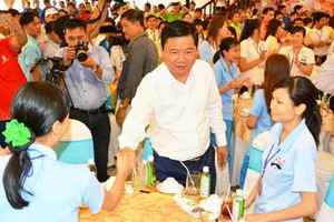 Bí thư Thăng dùng cơm với 600 công nhân đón Tết xa nhà