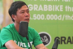 Xe ôm truyền thống khó khăn trong cả những ngày sát Tết. Ảnh: Thanh Thanh Lan