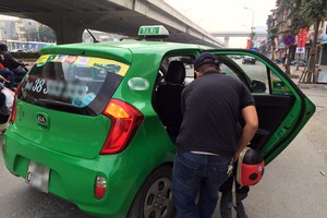 Nhiều taxi Hà Nội ngày sát Tết "chê" khách đi cuốc gần để ưu tiên khách về quê, di chuyển xa. Ảnh: Thanh Lan.