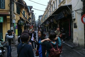 Không biết từ khi nào phố Tạ Hiện trở thành điểm đến đầu tiên ngày đầu năm của cánh đam mê chụp ảnh, selfie