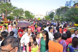 Đường hoa Nguyễn Huệ sáng mùng 1 Tết Đinh Dậu