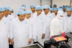 Thủ tướng Chính phủ Nguyễn Xuân Phúc đến thăm nhà máy chế biến tôm của CTCP Tập đoàn Thủy sản Minh Phú