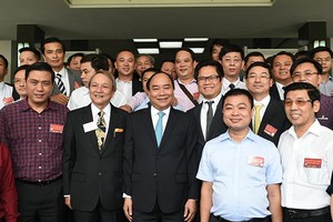 Thủ tướng Nguyễn Xuân Phúc tại cuộc gặp đầu tiên với cộng đồng doanh nghiệp với chủ đề "Doanh nghiệp Việt Nam - Động lực phát triển kinh tế của đất nước" diễn ra ngày 29/4/2016.