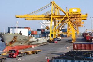 Hàng loạt hiệp hội doanh nghiệp liên tục lên tiếng, gửi kiến nghị trực tiếp tới Thủ tướng Chính phủ đề nghị xem xét lại quyết định thu phí hạ tầng cảng biển của Hội đồng Nhân dân TP. Hải Phòng có hiệu lực vào đầu tháng 1/2017.