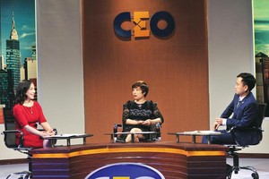 Bà Đỗ Thị Hồng Hạnh (ngồi giữa) trong vị trí CEO kỳ này.