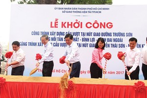 TP.HCM vừa khởi công xây dựng 2 cầu vượt tại các nút giao thông dẫn vào Sân bay Tân Sơn Nhất. Ảnh: Việt Dũng