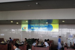 Thanh tra Bộ Giao thông - Vận tải đã chỉ ra nhiều sai phạm trong hoạt động dịch vụ của các cảng hàng không. Trong ảnh: Khu dịch vụ ăn uống của Sân bay Nội Bài.