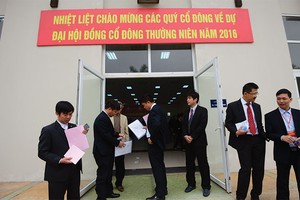 Với cách mời cổ đông đến dự họp trực tiếp, nhiều DN có hàng vạn cổ đông nhưng dù có nỗ lực, DN cũng chỉ thu hút được khoảng một hai trăm cổ đông đi họp được.