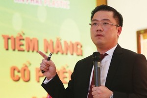 Chủ tịch Phạm Ánh Dương chia sẻ với các cổ đông kế hoạch phát triển AAA tại Đại hội đồng cổ đông ngày 18/2/2017