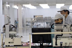 Dây chuyển sản xuất ổ cứng của Panasonic tại Khu công nghiệp Bắc Thăng Long.