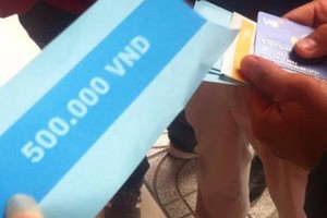 Khách hàng nhận được những tờ tiền demo nhưng tài khoản vẫn báo trừ tiền