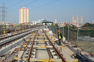 Thi công lắp đặt ray trên tuyến đường sắt Cát Linh - Hà Đông