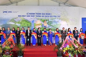 Lãnh đạo Vietcombank tại buổi khánh thành giai đoạn I Nhà máy sản xuất trứng gà sạch ĐTK Phú Thọ. Vietcombank đã tài trợ 600 tỷ đồng vốn cho dự án này.