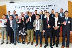 Ông Nguyễn Bảo Quốc, Tổng giám đốc ICP (đứng thứ 4 từ bên phải, hàng thứ nhất) trong buổi ký kết hợp tác chiến lược với Coca-Cola Việt Nam