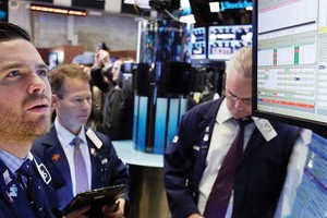 Chứng khoán toàn cầu biến động sau quyết định của Fed