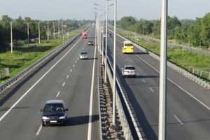 215 tỷ đồng 1 km đường cao tốc, đắt hay rẻ?