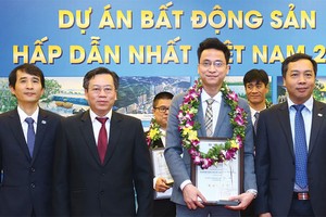 Ông Trịnh Việt Hưng nhận Cup và bằng chứng nhận “Dự án hấp dẫn nhất 2016” cho Cocobay Đà Nẵng