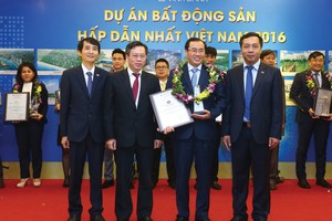 Ông Phùng Chu Cường nhận giải thưởng “Dự án bất động sản hấp dẫn nhất 2016” cho Dự án Dragon City
