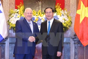 Chủ tịch nước Trần Đại Quang và Tổng thống Reuven Ruvi Rivlin tại lễ đón (Ảnh: Nhan Sáng/TTXVN)