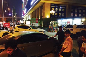 Chủ đầu tư chặn không cho xe của cư dân vào hầm để xe khiến cư dân để xe ngoài đường và cắt cử người thay phiên nhau trông giữ. Ảnh: Bùi Trang