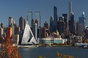 Tòa nhà có hình dạng thay đổi theo góc nhìn. Từ phía Tây, nó mang hình dáng của một kim tự tháp bị vặn cong