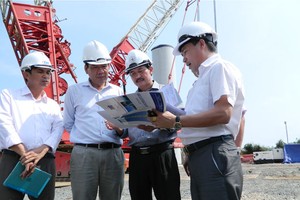 Phó chủ tịch UBND tỉnh Quảng Trị Nguyễn Quân Chính (giữa ảnh) trong một chuyến kiểm tra tiến độ Dự án điện gió Hướng Linh (Ảnh: Quangtri.gov.vn)