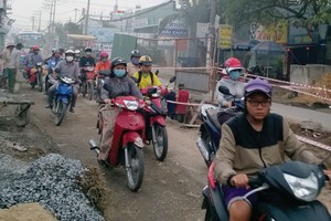 Tiến độ các dự án giao thông chậm không những ảnh hưởng tới đời sống của người dân, mà còn khiến bất động sản mất giá. Ảnh: Việt Dũng