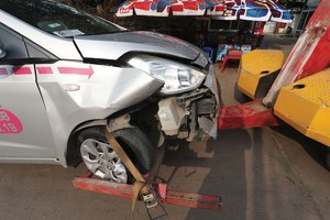 Để tăng doanh thu, không ít doanh nghiệp chấp nhận “ôm” cả các nghiệp vụ có rủi ro cao như nghiệp vụ bảo hiểm xe cơ giới hay bảo hiểm con người