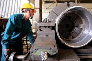 Sản xuất công nghiệp tăng chậm lại là một trong những nguyên nhân căn bản khiến tăng trưởng GDP quý I/2017 ở mức thấp. Ảnh: Đức Thanh