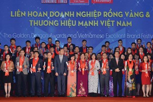 Bà Bùi Như Ý, Phó tổng giám đốc VietinBank nhận chứng nhận Thương hiệu mạnh và cúp của Ban Tổ chức