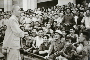 Bác Hồ thăm Nhà máy Xe lửa Gia Lâm ngày 19-5-1955. Tại đây, Người nhắc nhở cán bộ, công nhân phát huy truyền thống cách mạng của nhà máy, ra sức thi đua xây dựng miền Bắc, ủng hộ cuộc đấu tranh của đồng bào miền Nam. Ảnh tư liệu Ban Quản lý Lăng Chủ tịch Hồ Chí Minh