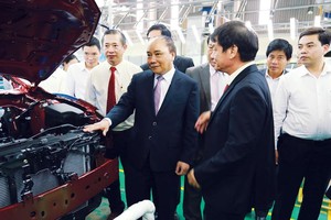 Thủ tướng Chính phủ Nguyễn Xuân Phúc thăm Công ty cổ phần Ô tô Trường Hải - đơn vị đứng đầu Top 10 Bảng xếp hạng 500 doanh nghiệp tư nhân thịnh vượng năm 2017