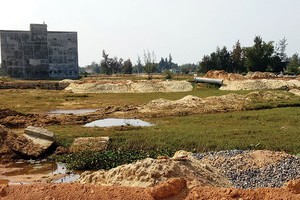 Một dự án thuộc sát ven sông Cổ Cò mặc dù công tác san lấp mặt bằng chưa hoàn thiện, nhưng cũng đã được đẩy giá lên cao gấp rưỡi so với trước Tết