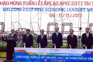 Chủ tịch nước Trần Đại Quang cùng các đại biểu dự lễ bấm nút khởi động đồng hồ đếm ngược chào đón APEC 2017. Ảnh: Hà Minh