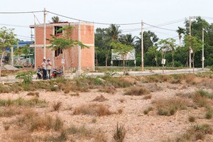 Cơn số đất nền tại TP.HCM khiến nhiều người bị cuốn theo, đẩy giá đất vượt qua mức đỉnh năm 2007. Ảnh: Việt Dũng