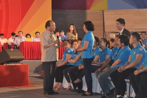 Thủ tướng đối thoại với côn nhân trong sáng 22/4 (Ảnh: Đình Thức)