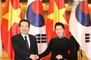 Chủ tịch Quốc hội Nguyễn Thị Kim Ngân đón Chủ tịch Quốc hội Hàn Quốc Chung Sye-kyun (Ảnh: Quochoi.vn)