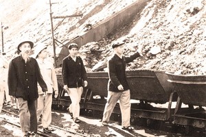 Bác Hồ thăm nhà máy Cẩm Phả năm 1959. Ảnh: Tư Liệu