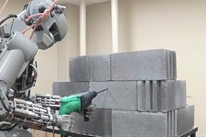 Robot biết sử dụng súng lục