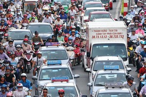 Các mô hình kinh doanh vận tải mới như Uber, Grab... buộc doanh nghiệp taxi truyền thống phải cạnh tranh thực chất hơn. Ảnh: Đức Thanh