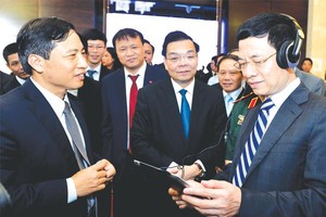 Ông Nguyễn Mạnh Hùng (ngoài cùng, bên phải) trải nghiệm công nghệ 4G tại Lễ khai trương 4G của Viettel.