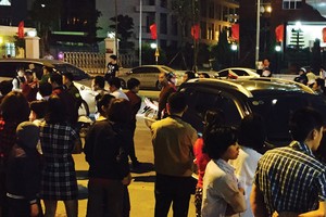 Cư dân Hồ Gươm Plaza bị chặn xe không cho xuống hầm. Ảnh: Bùi Trang