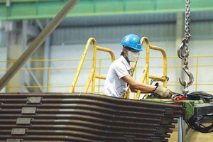 Hàng nhập khẩu từ Hàn Quốc phần nhiều phục vụ sản xuất, gia công hàng xuất khẩu. Trong ảnh: sản xuất tại Công ty Doosan Vina. Ảnh: Đức Thanh