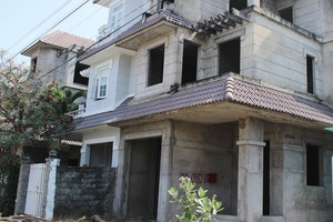 Nhưng căn biệt thự tiền tỷ tại khu dân cư Khang An bị bỏ hoang không có người ở nhiều năm nay