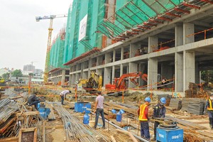 Thiếu quy chuẩn thiết kế, thi công khiến doanh nghiệp địa ốc gặp nhiều khó khăn trong việc xin cấp phép xây dựng. Ảnh: Gia Huy