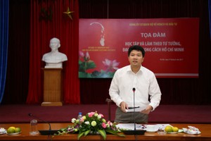 Đồng chí Mai Ngọc Bích, Vụ trưởng, Phó Bí thư thường trực Đảng ủy cơ quan Bộ Kế hoạch và Đầu tư phát biểu tại Hội nghị