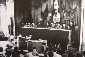 Chủ tịch Hồ Chí Minh đọc Báo cáo chính trị tại Đại hội Đại biểu toàn quốc lần thứ II của Đảng, tháng 2/1951. Ảnh: Tư liệu