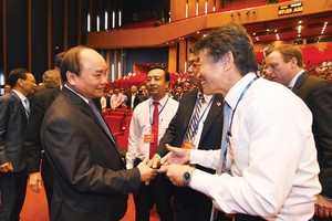 Thủ tướng Chính phủ Nguyễn Xuân Phúc và các đại biểu doanh nghiệp tham dự Hội nghị Thủ tướng Chính phủ với doanh nghiệp năm 2017.