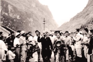 Bác Hồ thăm Nhà máy Thiếc Tĩnh Túc ở Cao Bằng năm 1958. Ảnh: TTXVN